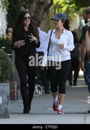 Jessica Lowndes lasciando Alfred Coffee & Cucina con un amico dotato di: Jessica Lowndes dove: Los Angeles, California, Stati Uniti quando: 19 Mar 2015 Credit: Michael Wright/WENN.com Foto Stock