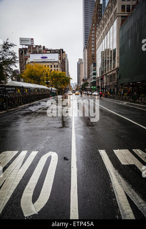 Persone non identificate sulla strada di New York Foto Stock