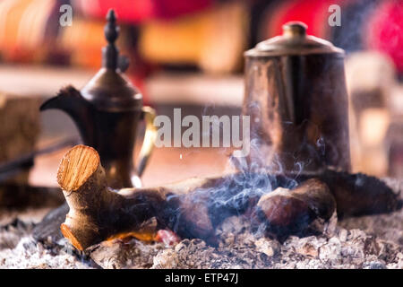 Wadi Rum caffè arabo pot camino Giordania arabia Foto Stock