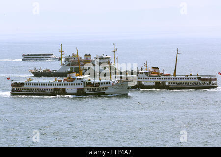 Traghetti in affollato congestionato acque del porto di Istanbul Turchia Foto Stock