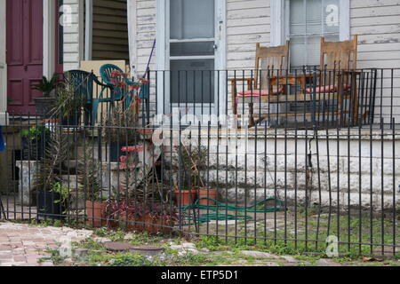 Sedie a dondolo su infissi in legno casa portico a New Orleans USA Foto Stock