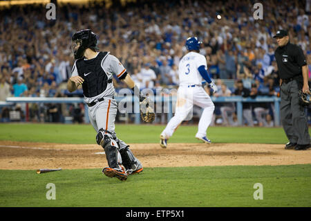 Los Angeles, CA, Stati Uniti d'America. 24Sep, 2014. Settembre 24, 2014 - Los Angeles, CA, Stati Uniti d'America - San Francisco Giants catcher Andrew Susac (34) reagisce dopo la caduta della palla, che ha consentito a Los Angeles Dodgers sinistra fielder Carl Crawford (3) al cliente una corsa nel fondo del sesto inning durante la partita MLB tra San Francisco Giants e Los Angeles Dodgers al Dodgers Stadium di Los Angeles, CA. © csm/Alamy Live News Foto Stock