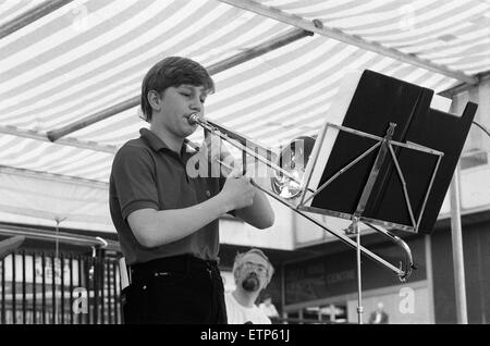 1987 Birmingham International Jazz e Blues Festival, artisti, 6 luglio 1987. Giovani musicisti jazz, effettuando al Centro Shopping Bull Ring di Birmingham. Foto Stock