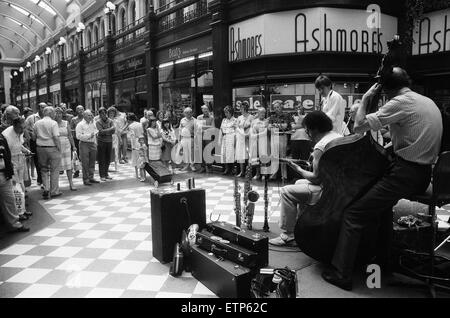 1987 Birmingham International Jazz e Blues Festival, artisti, 4 luglio 1987. Trevor Merlano con il suo Jazz Swingtet da Londra, giocare agli acquirenti in Great Western Arcade nel centro della città di Birmingham. Foto Stock