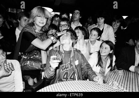 Cubo di Rubik Championship tenutosi presso l'Hardrock Cafe, Londra. Il primo premio di ¿100 è stato vinto da quindici anni di Greg Banner, il suo tempo è stato di 39,2 secondi. Il premio è stato consegnato dal pop cantante e attrice Toyah Willcox. Il 2 settembre 1981. Foto Stock