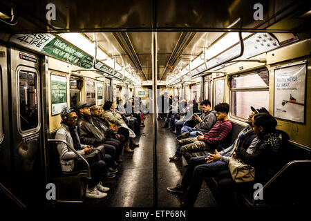 Pendolari nel vagone della metropolitana di New York Metro Foto Stock