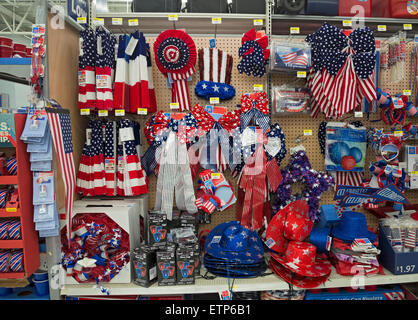 Colorato 4 luglio articoli per la vendita in un Walmart store, Lake City, Florida. Foto Stock