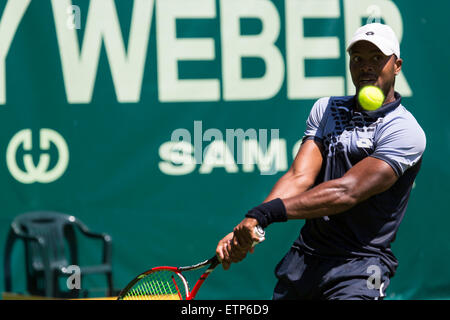 Donald Young (USA) gioca un colpo nel primo round di ATP Gerry Weber Open Tennis campionati a Halle, Germania. Foto Stock