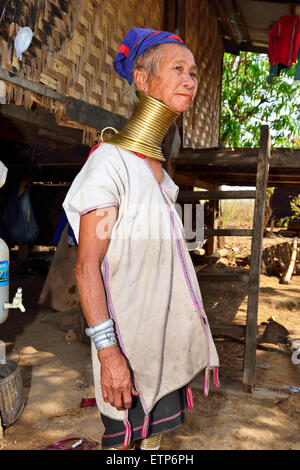 Studio di un lungo collo a giraffa o collo Padaung birmano donna vicino al Lago Inle in Myanmar Foto Stock