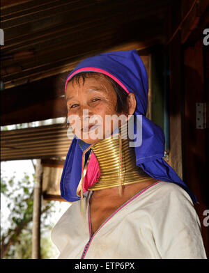 Studio di un lungo collo a giraffa o collo Padaung birmano donna vicino al Lago Inle in Myanmar Foto Stock