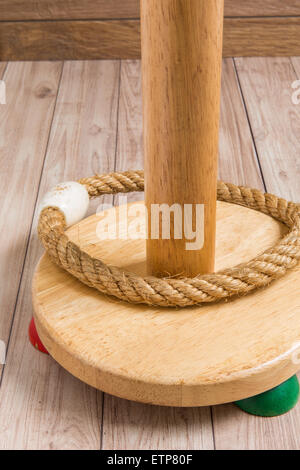 Ring Toss gioco su uno sfondo di legno Foto Stock