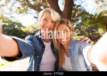 Felice donna senior e figlia tenendo selfie insieme Foto Stock