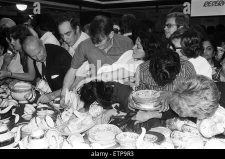 Gli amanti dello shopping in Cina dipartimento a Harrods durante la vendita. Il 15 luglio 1979. Foto Stock