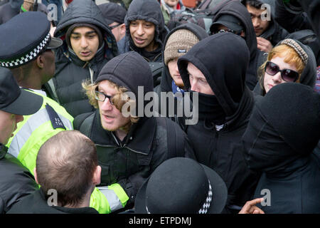 Grandi anti-razzista marzo organizzata da UAF incontra un contatore di dimostrazione dalla Gran Bretagna prima sotto la statua di Eros a Piccadilly Circus con: atmosfera dove: Londra, Regno Unito quando: 21 Mar 2015 Credit: Mario Mitsis/WENN.com Foto Stock