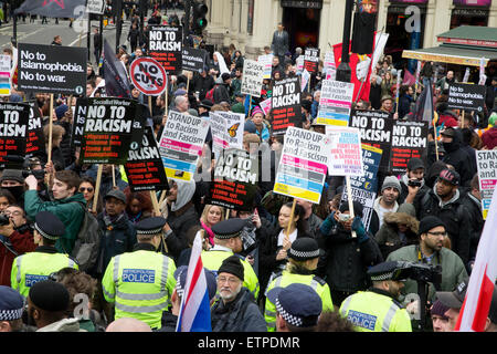 Grandi anti-razzista marzo organizzata da UAF incontra un contatore di dimostrazione dalla Gran Bretagna prima sotto la statua di Eros a Piccadilly Circus con: atmosfera dove: Londra, Regno Unito quando: 21 Mar 2015 Credit: Mario Mitsis/WENN.com Foto Stock