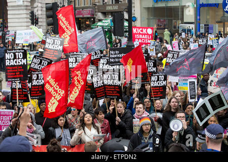 Grandi anti-razzista marzo organizzata da UAF incontra un contatore di dimostrazione dalla Gran Bretagna prima sotto la statua di Eros a Piccadilly Circus con: atmosfera dove: Londra, Regno Unito quando: 21 Mar 2015 Credit: Mario Mitsis/WENN.com Foto Stock