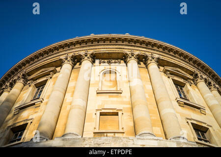 Un edificio di pietra arenaria in Oxford presi in estate. Foto Stock