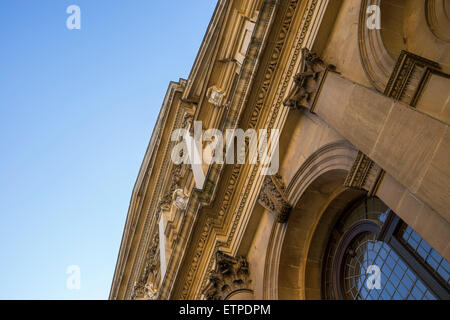 Un edificio di pietra arenaria in Oxford presi in estate. Foto Stock