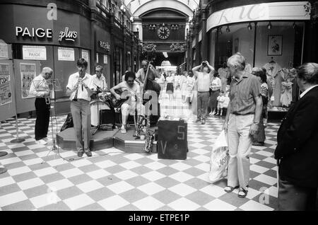 1987 Birmingham International Jazz e Blues Festival, artisti, 4 luglio 1987. Trevor Merlano con il suo Jazz Swingtet da Londra, giocare agli acquirenti in Great Western Arcade nel centro della città di Birmingham. Foto Stock