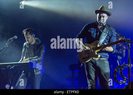 Giugno 13, 2015 - Manchester, Tennessee, Stati Uniti - BEN LOVETT (L) e Marcus MUMFORD dei Mumford e figli esibirsi dal vivo sul palco del Bonnaroo Arti e il Festival di Musica di Manchester, Tennessee (credito Immagine: © Daniel DeSlover/ZUMA filo) Foto Stock