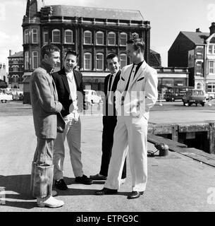 Una nuova mania - Voglia di abiti indossati dai pescatori a strascico a Lowestoft, Suffolk. Hylton Brighty, di anni 16, che indossa un abito bianco rifinito con nero. Il 19 luglio 1961. Foto Stock