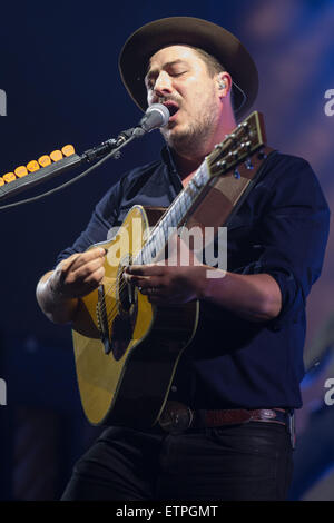 Giugno 13, 2015 - Manchester, Tennessee, Stati Uniti - musicista MARCUS MUMFORD dei Mumford e figli si esibisce dal vivo sul palco del Bonnaroo Arti e il Festival di Musica di Manchester, Tennessee (credito Immagine: © Daniel DeSlover/ZUMA filo) Foto Stock