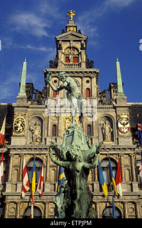 BEL, Belgio, Anversa, la fontana Brabo davanti al Rathaus al mercato. BEL, Belgien, Antwerpen, der Brabobrunnen vor Foto Stock