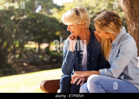 Caring giovane figlia confortante madre senior Foto Stock