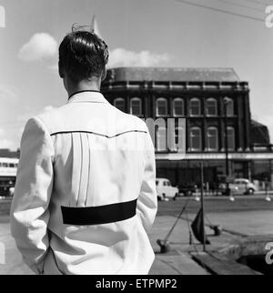 Una nuova mania - Voglia di abiti indossati dai pescatori a strascico a Lowestoft. Vista posteriore di Brighty Hylton, 16, giacca. Il 19 luglio 1961. Foto Stock