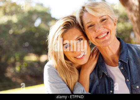 Felice di mezza età bionda madre e figlia adulta all'aperto Foto Stock