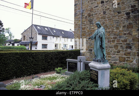 BEL, Belgio, Eastbelgium, cimitero presso la chiesa di San Rocco chiesa nel villaggio Hauset vicino a Raeren. BEL, Belgien, Ostbelgien, fritti Foto Stock