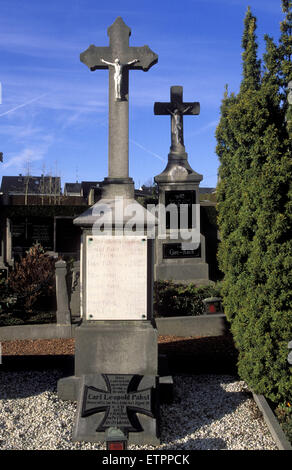 BEL, Belgio, Eastbelgium, Raeren, sagrato a San Nicolò chiesa. BEL, Belgien, Ostbelgien, Raeren, Friedhof an der San Foto Stock