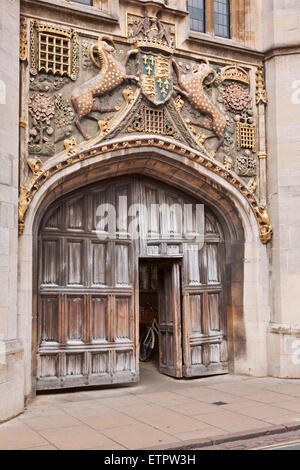 Grande porta a Cristo's College di Cambridge con la yale di supporto dei bracci Foto Stock
