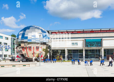 La scuola dei bambini per visitare il planetario sfera al Bristol Millennium Square Bristol Avon England Regno Unito GB EU Europe Foto Stock