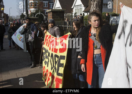 Una protesta è andata in scena al di fuori di Barnet County Court contro lo sfratto dei residenti in modo dolci station wagon, Whetstone dove: Londra, Regno Unito quando: 23 Mar 2015 Credit: Seb/WENN.com Foto Stock