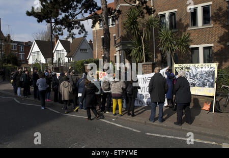 Una protesta è andata in scena al di fuori di Barnet County Court contro lo sfratto dei residenti in modo dolci station wagon, Whetstone dove: Londra, Regno Unito quando: 23 Mar 2015 Credit: Seb/WENN.com Foto Stock