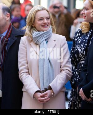 AMC presenta una speciale installazione artistica al 1271 Avenue of the Americas, il Time & Life Building Plaza, nella celebrazione della mitica serie, "Mad Uomini." caratterizzando: Elisabeth Moss dove: la città di New York, New York, Stati Uniti quando: 23 Mar 2015 Credit: Alberto Reyes/WENN.com Foto Stock