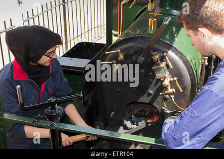 Miniatura / modello a scartamento ridotto locomotore ferroviario treno a vapore e equipaggio / driver a Londra Museo di acqua e vapore. Brentford. Regno Unito Foto Stock