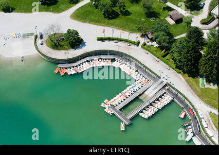 Molvenersee, lago balneabile, lago di montagna, barche a pedali, barche, barche a remi, vista aerea, balneazione, tempo libero, spiaggia, estate, Foto Stock