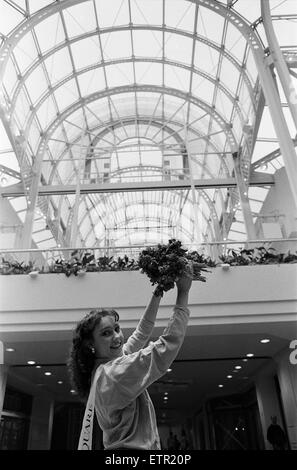 Stivali di nuova apertura del negozio a Clayton Square Shopping Centre, Liverpool 9 novembre 1988. Foto Stock