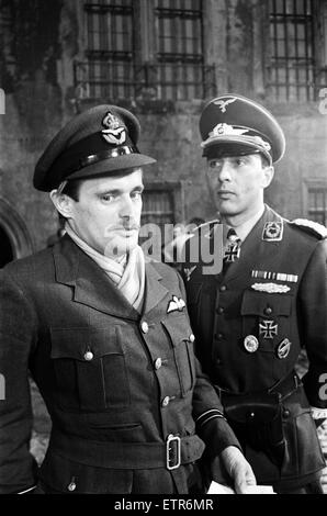 Attori David McCallum (sinistra) e Anthony Valentine sul set di un film durante le riprese di 'Colditz', la serie televisiva della BBC. David McCallum ha svolto la parte di volo tenente Simon Carter e Anthony Valentine ha svolto importanti Horst Mohn, seconda a comando. Ealing Studi Foto Stock