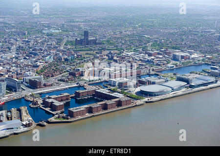 Liverpool Albert Dock e la città dietro, ripresa dall'aria, Merseyside North West England, Regno Unito Foto Stock