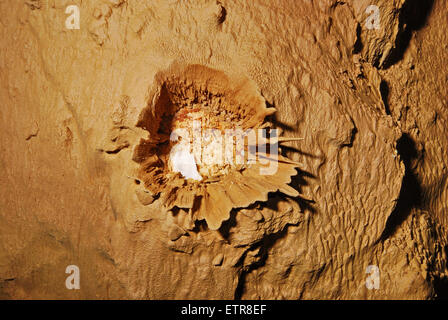 Gocciolamento di acqua il punto a massa di argilla in una grotta Foto Stock