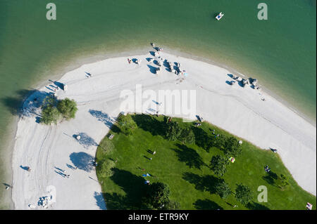 Molvenersee, lago balneabile, lago di montagna, balneazione, tempo libero, spiaggia, estate, Vista aerea, Molveno, Trentino, Italia Foto Stock