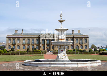 Steven fontana commemorativa 1892 e il Consiglio degli edifici che ospitano la Sheriff Court e County Hall. , Ayr Ayrshire, in Scozia, Regno Unito, Gran Bretagna Foto Stock