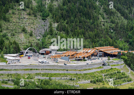 Ingresso italiano del Traforo del Monte Bianco nelle Alpi che collega Chamonix, Alta Savoia, Francia a Courmayeur, in Valle d'Aosta, Italia Foto Stock