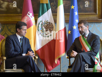 (150615) -- Roma, 15 giugno 2015 (Xinhua) -- Immagine fornita dal Messico della Presidenza mostra il presidente messicano Enrique Peña Nieto (L) incontro con il sindaco di Roma di Ignazio Marino in Campidoglio ufficio in Italia a Roma il 15 giugno 2015. (Xinhua/Messico della presidenza) (JP) Foto Stock