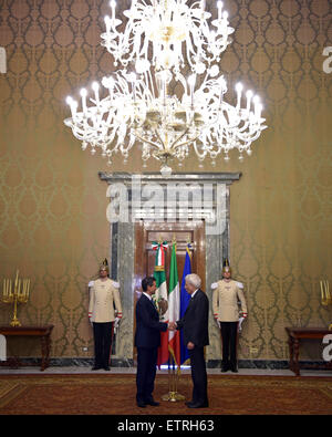 (150615) -- Roma, 15 giugno 2015 (Xinhua) -- Immagine fornita dal Messico della Presidenza mostra il presidente messicano Enrique Peña Nieto (L) stringono le mani con il suo omologo italiano Sergio Mattarella durante la sua visita a Roma, Italia, il 15 giugno 2015. (Xinhua/Messico della presidenza) (JP) Foto Stock