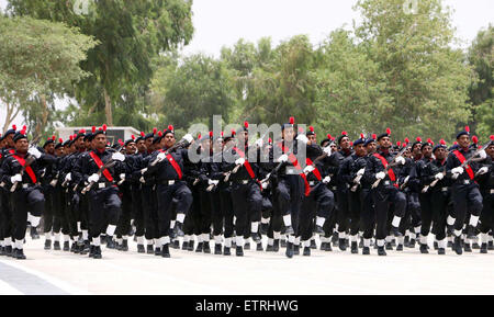 La polizia SSU commandos mostrando le loro competenze professionali durante il venticinquesimo passando dalla sfilata di combattere il terrorismo in vigore della SSU Commandos a Shaheed Benazir Bhutto, Polizia di Elite Training Center Razzaqabad a Karachi il lunedì, 15 giugno 2015. Foto Stock