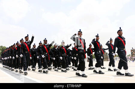 La polizia SSU commandos mostrando le loro competenze professionali durante il venticinquesimo passando dalla sfilata di combattere il terrorismo in vigore della SSU Commandos a Shaheed Benazir Bhutto, Polizia di Elite Training Center Razzaqabad a Karachi il lunedì, 15 giugno 2015. Foto Stock